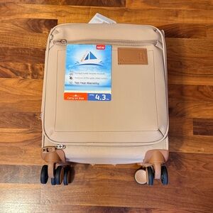 it Luggage Beige Carry-On Spinner Luggage